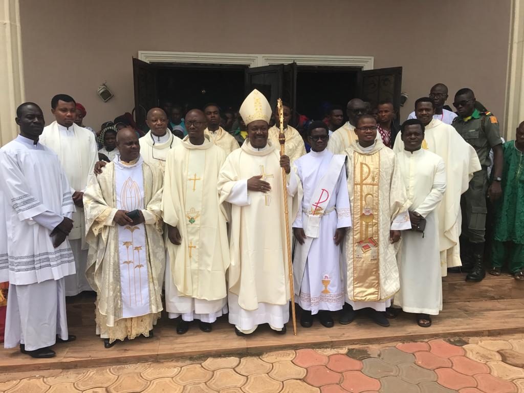 Eulogies as Bishop Elue dedicates Catholic Church Igbodo, applause for Rev Fr. Oleru;  Okowa urges Christians to remain fervent in prayers