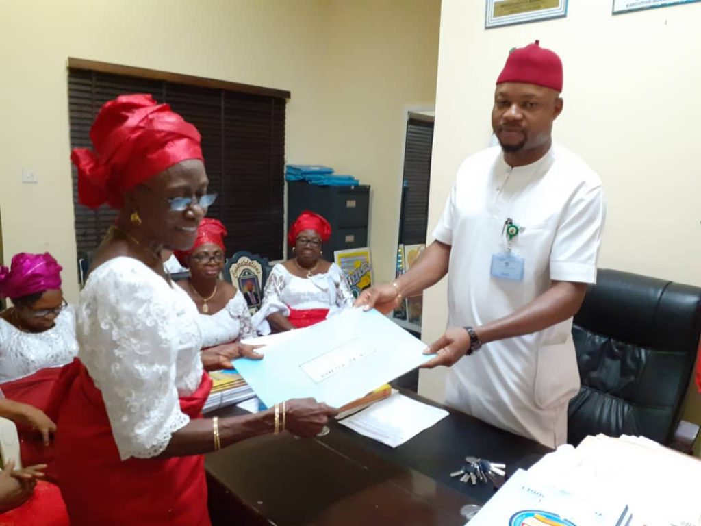 Issele-Uku Oligbo Daughters’ Association on solidarity visit to Nwaobi with 3-point request