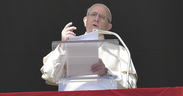 Pope in Christmas message preaches peace, defends migrants