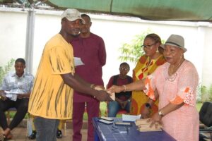 Chief Nkem Okwuofu congratulates a recipient of the Ndudi Elumelu starter packs for young farmers.